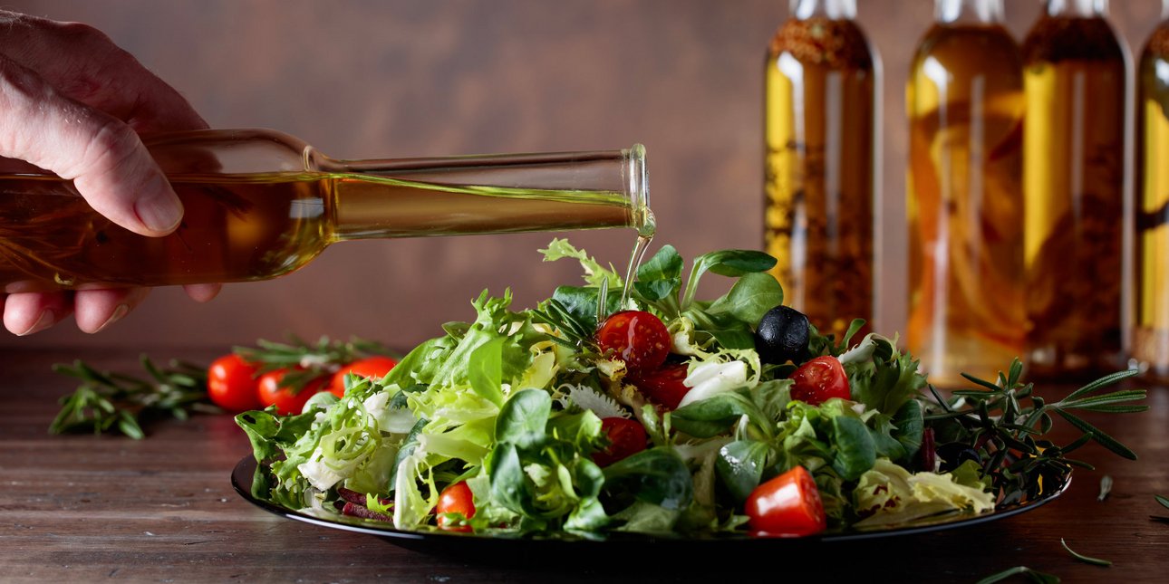 oil in salad for mediterranean diet
